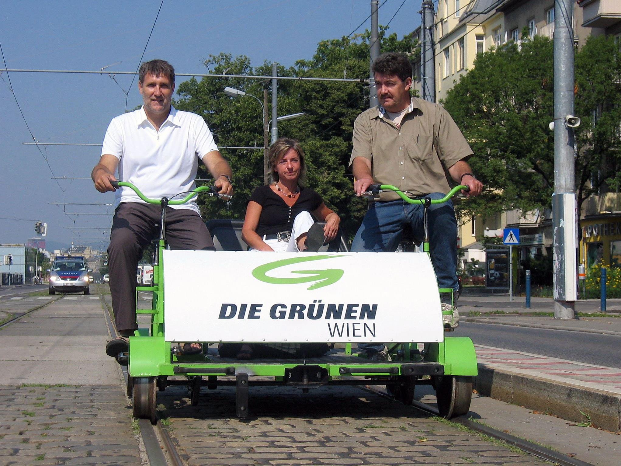 Grünes Urgestein und bereits damaliger Bezirksvorsteher-Stellvertreter Adi Hasch (r.) im Jahr 2008 bei einer Protestaktion-Draisinenfahrt