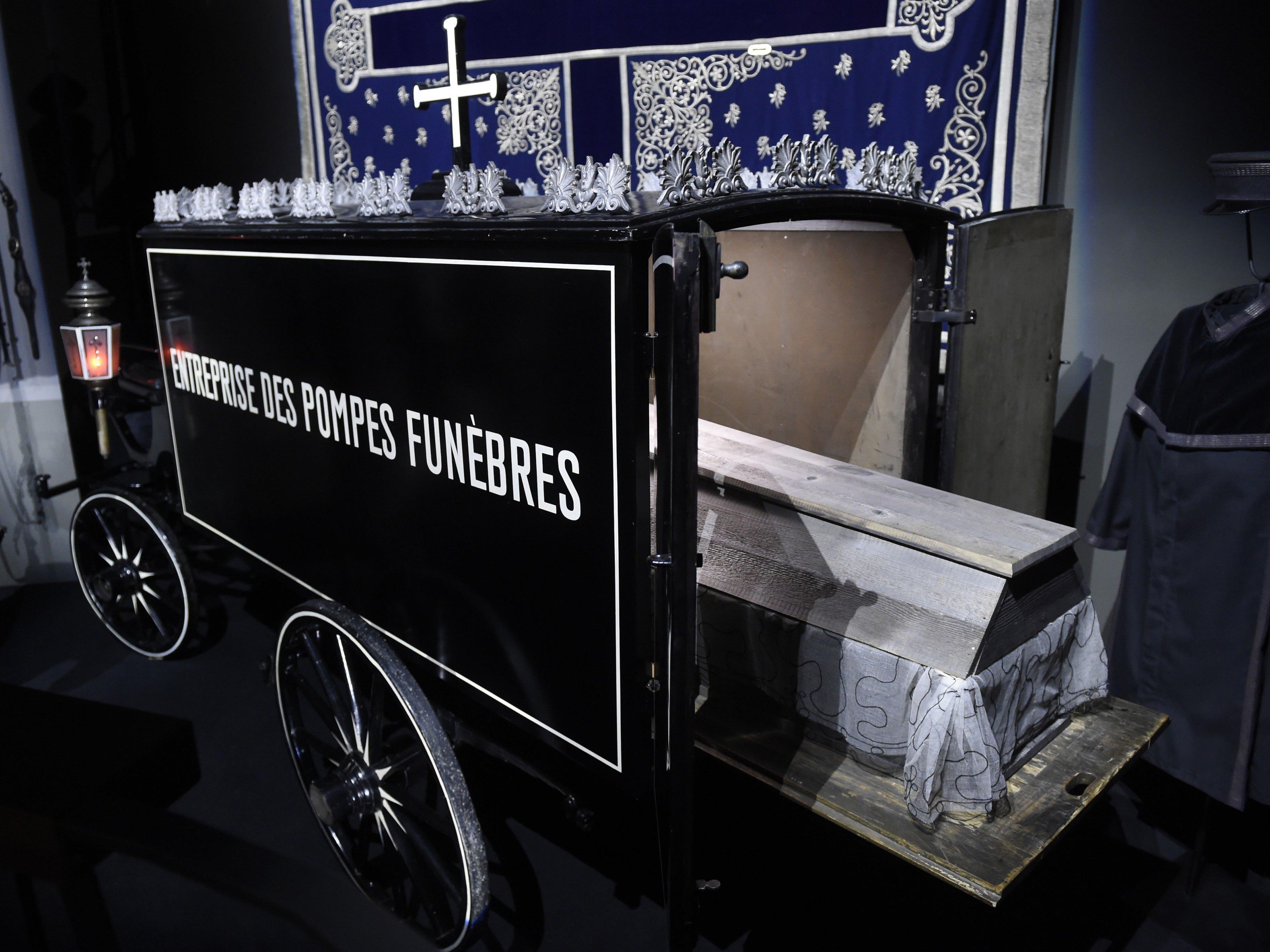 Ein historischer Leichenwagen im Bestattungsmuseum am Wiener Zentralfriedhof