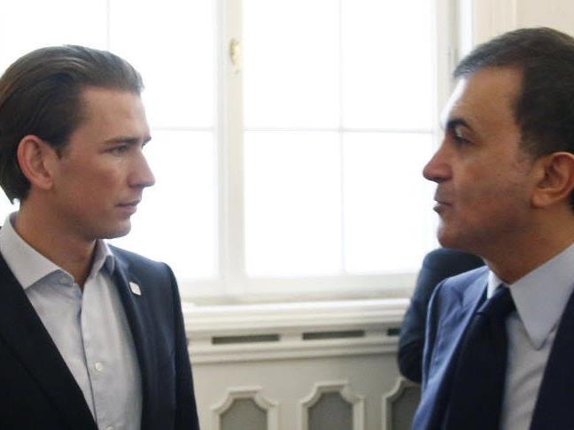 Österreichs Außenminister Sebastian Kurz bei einem Treffen mit den türkischen Europaminister Ömer Celik