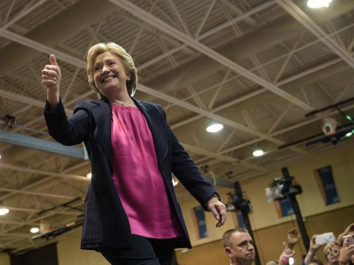 Clinton liegt auch in Österreich eindeutig vorne. Clinton liegt auch in Österreich eindeutig vorne.