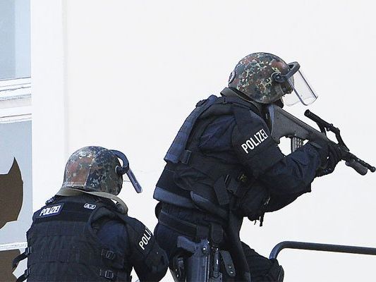 Ein 80-Jähriger war schließlich "in der Obhut des EKO-Cobra" Ein 80-Jähriger war schließlich "in der Obhut des EKO-Cobra"
