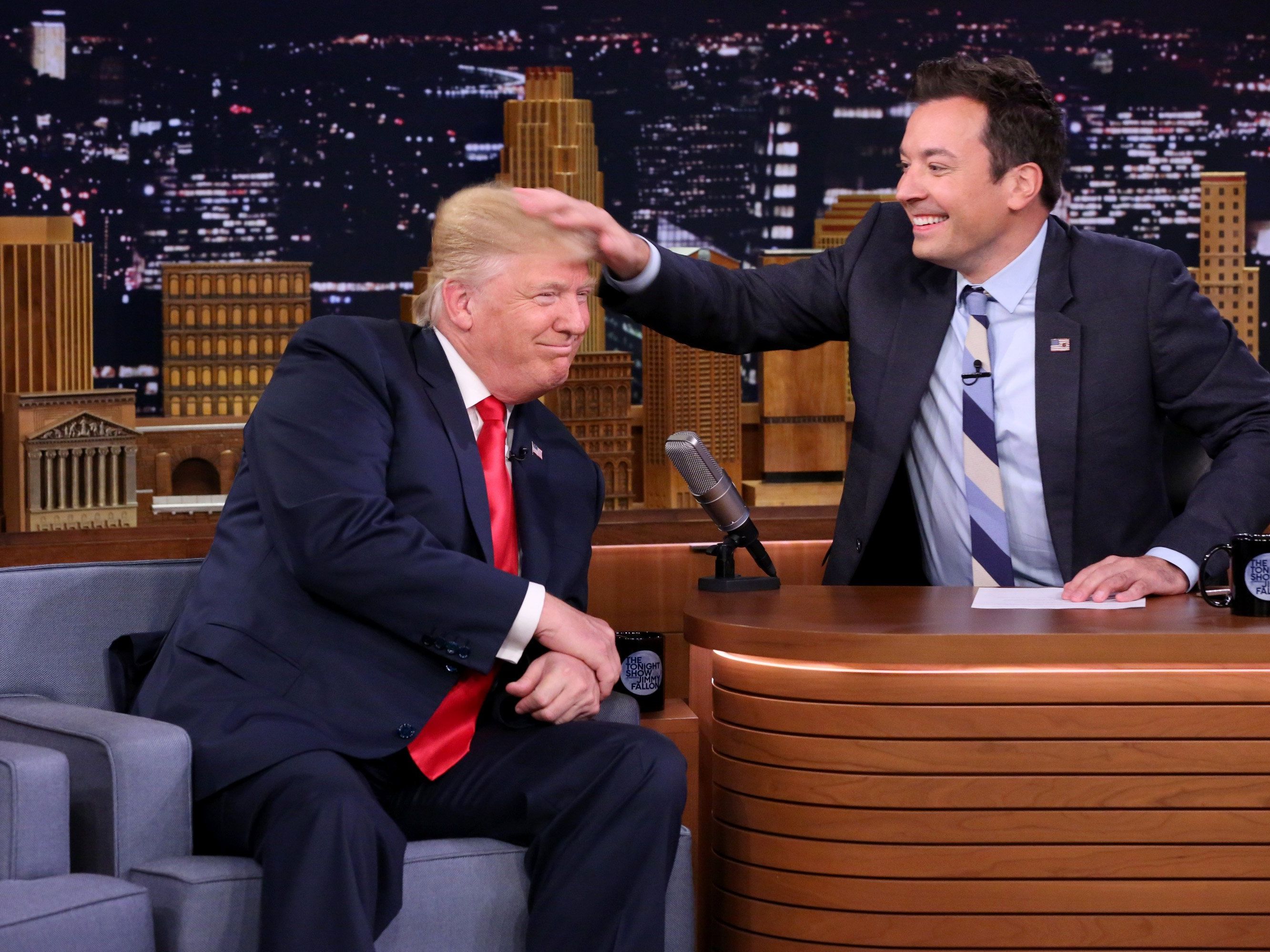 Der Moderator Jimmy Fallon zog kräftig an Trumps Haar. Der Moderator Jimmy Fallon zog kräftig an Trumps Haar.