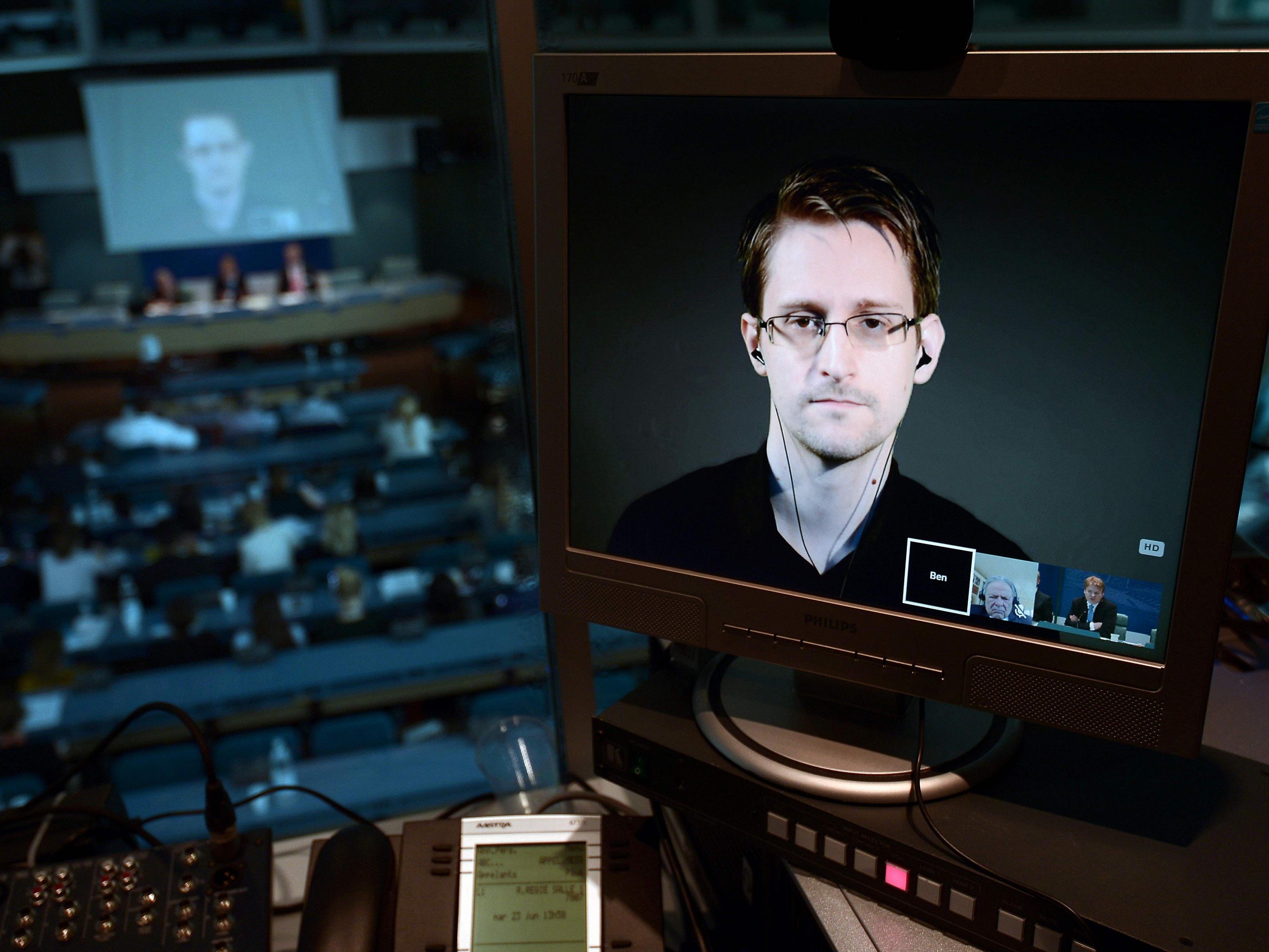 Edward Snowden ist ehemaliger CIA-Mitarbeiter und amerikanischer Whistleblower.