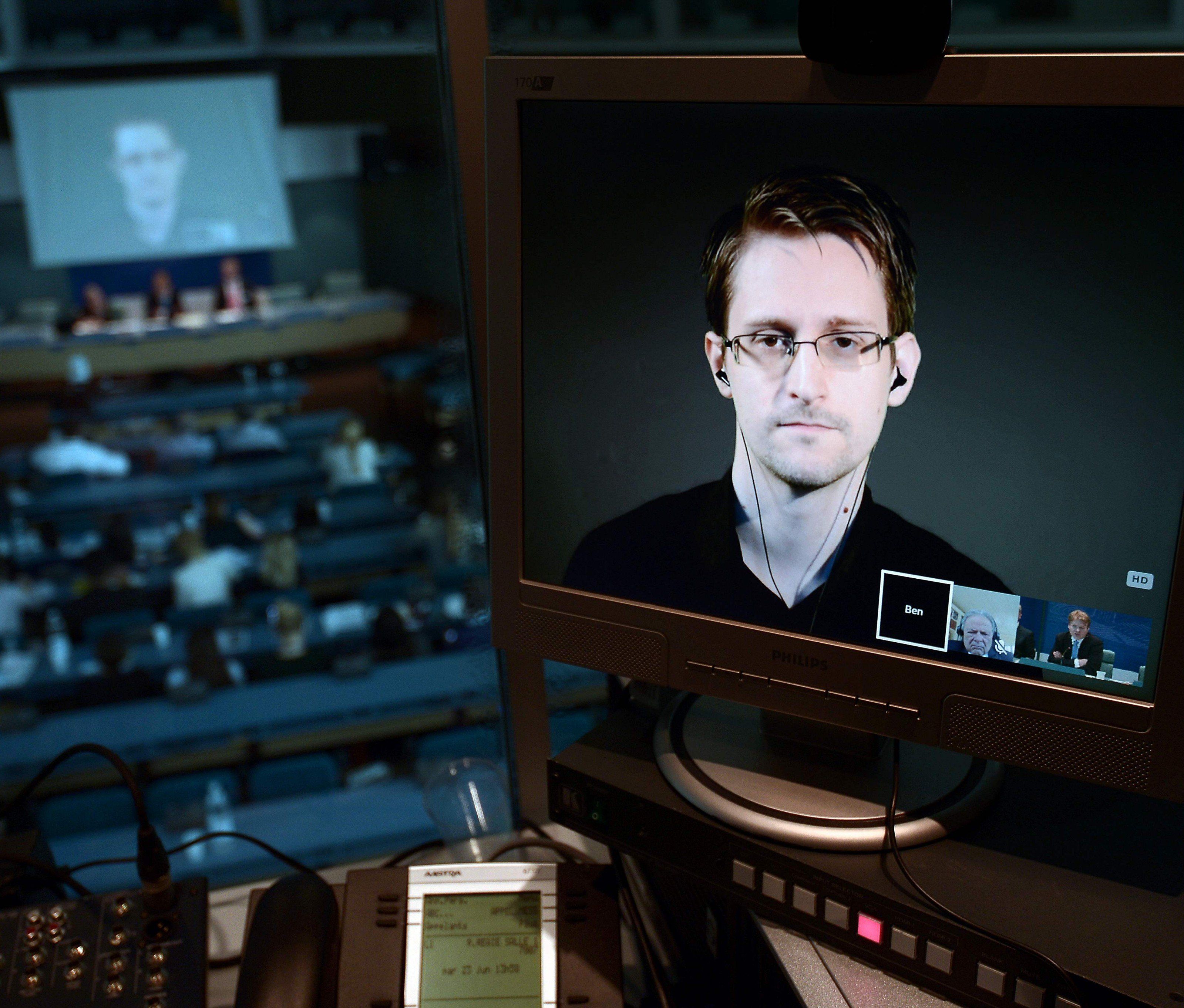 Edward Snowden ist ehemaliger CIA-Mitarbeiter und amerikanischer Whistleblower. Edward Snowden ist ehemaliger CIA-Mitarbeiter und amerikanischer Whistleblower.