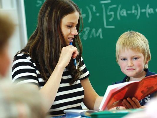 Die VHS Wien bietet mehr als 1.000 Lernhilfekurse direkt an den Schulen an.