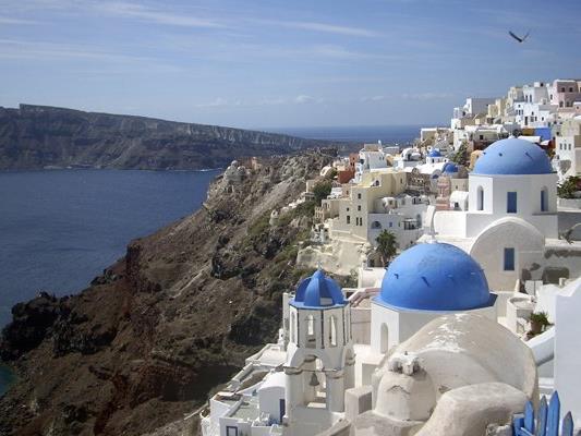 Vor allem Inseln profitieren von Tourismusboom in Griechenland, außer denjenigen, auf denen im letzten Jahr besonders viele Flüchtlinge ankamen.