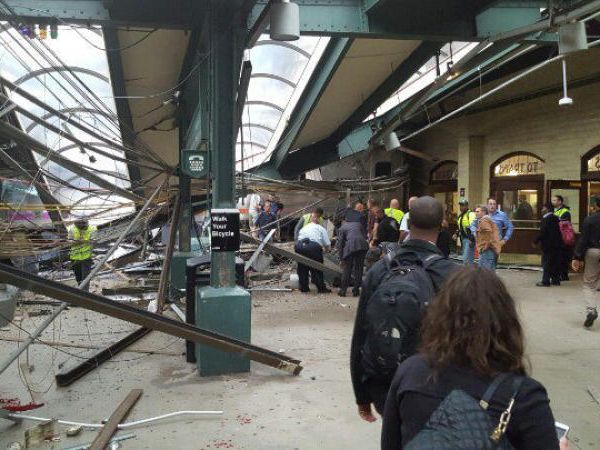 Dutzende Verletze nach Zugunglück Dutzende Verletze nach Zugunglück