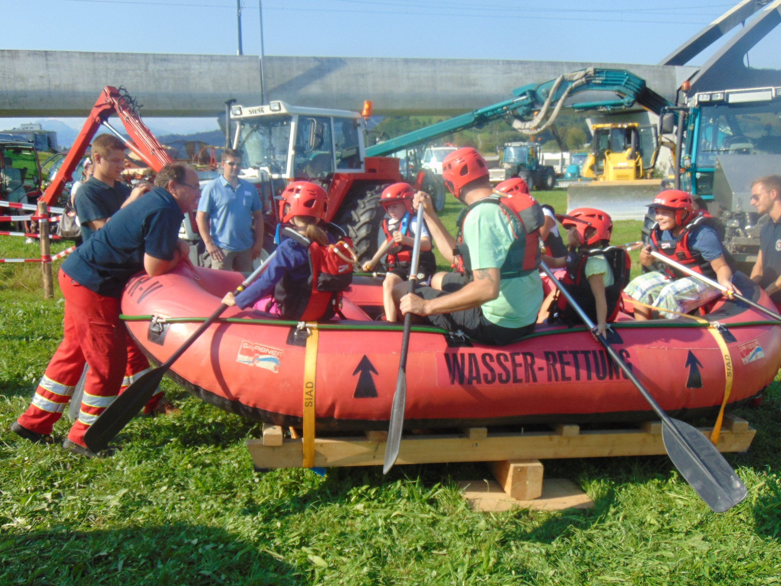 Die Wasserrettung war mit dem Raftboot beim Hochwassertag in Lustenau dabei Die Wasserrettung war mit dem Raftboot beim Hochwassertag in Lustenau dabei