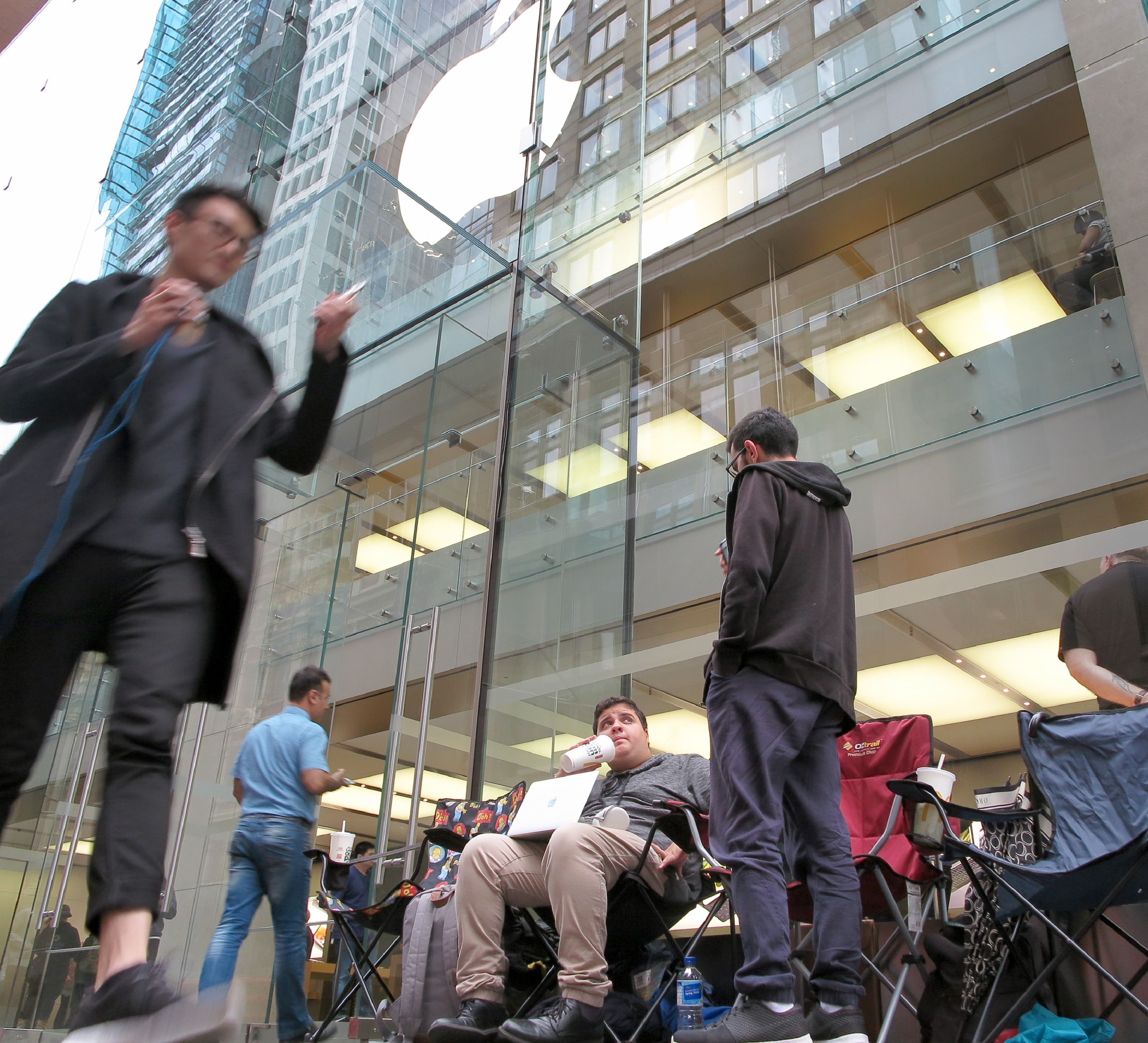 Für manche hat sich das lange Warten vor den Apple-Geschäften gelohnt Für manche hat sich das lange Warten vor den Apple-Geschäften gelohnt