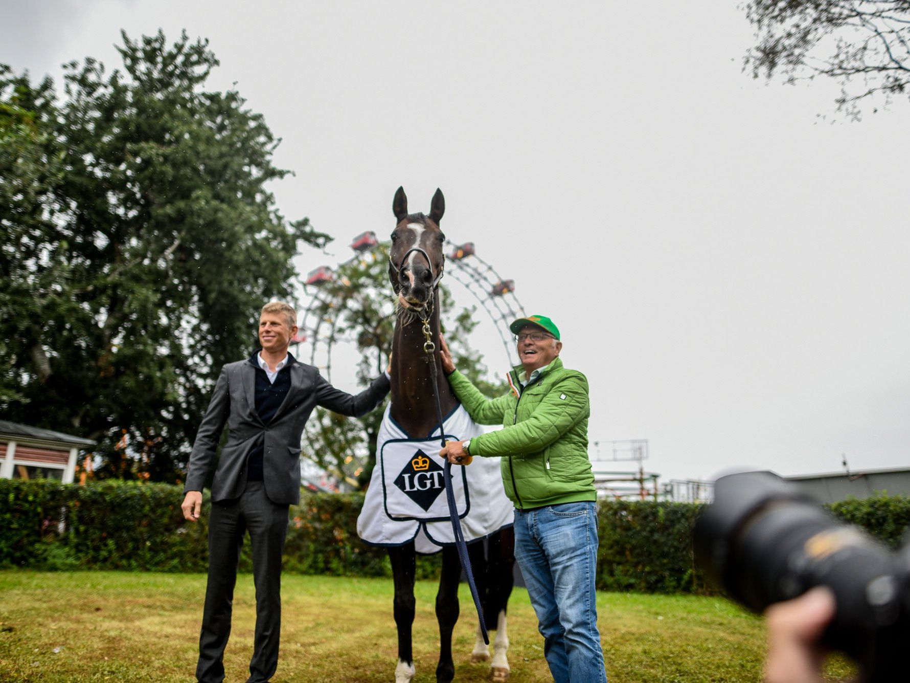Springreitlegende Thomas Frühmann (rechts) wird sein ebenfalls legendäres Springpferd "The Sixth Sense" im Rahmen des s.Oliver Vienna Masters (15.-18.09.2016) aus dem Sport verabschieden. Max Kühner (links) wird dort hingegen als Österreichs bester Springreiter an den Start gehen Springreitlegende Thomas Frühmann (rechts) wird sein ebenfalls legendäres Springpferd "The Sixth Sense" im Rahmen des s.Oliver Vienna Masters (15.-18.09.2016) aus dem Sport verabschieden. Max Kühner (links) wird dort hingegen als Österreichs bester Springreiter an den Start gehen