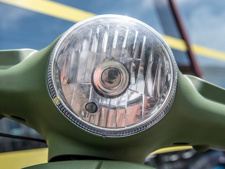 Der junge Mann hatte das Moped gestohlen. Der junge Mann hatte das Moped gestohlen.