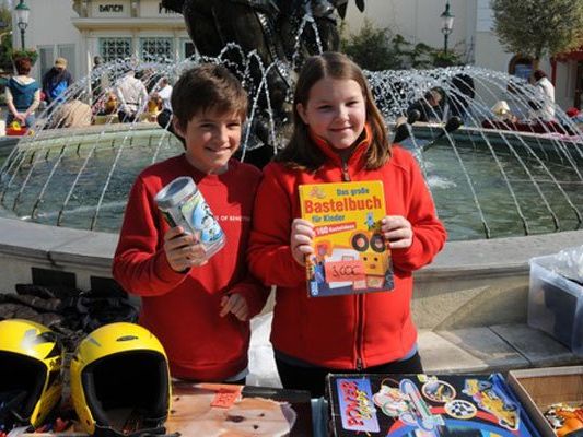 Kleine Verkäufer preisen beim Kinderflohmarkt im Wiener Prater ihre Schätze an Kleine Verkäufer preisen beim Kinderflohmarkt im Wiener Prater ihre Schätze an