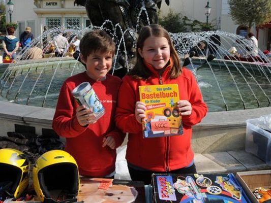 Kleine Verkäufer preisen beim Kinderflohmarkt im Wiener Prater ihre Schätze an