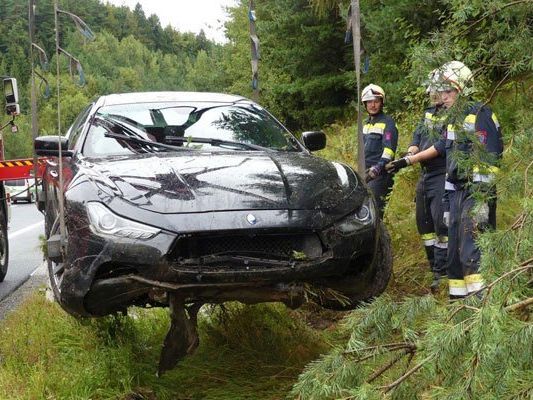 Bei einem Unfall war ein Maserati von der Fahrbahn abgekommen. Bei einem Unfall war ein Maserati von der Fahrbahn abgekommen.
