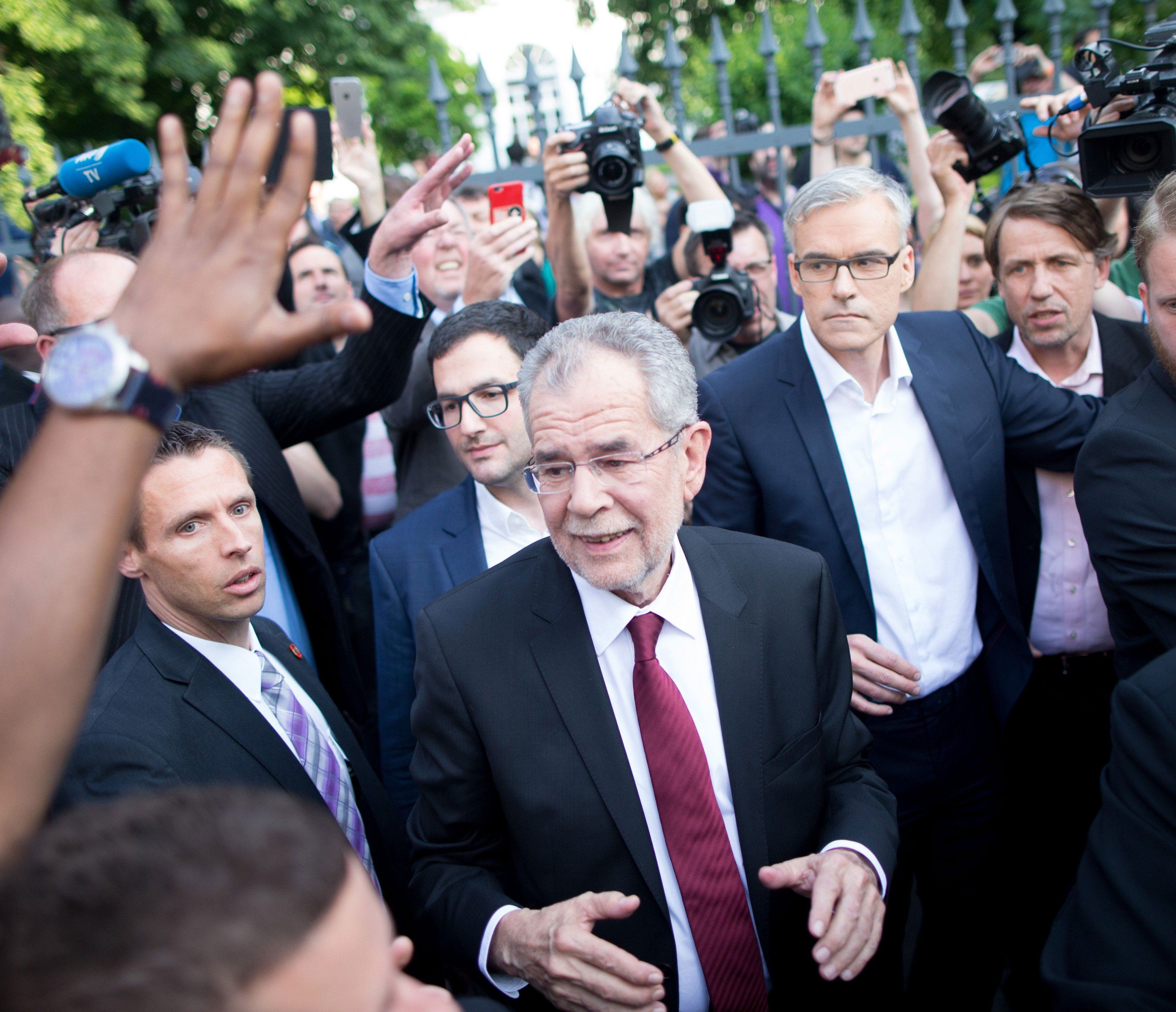 Alexander Van der Bellen und Wahlkampfleiter Lothar Lockl (R)