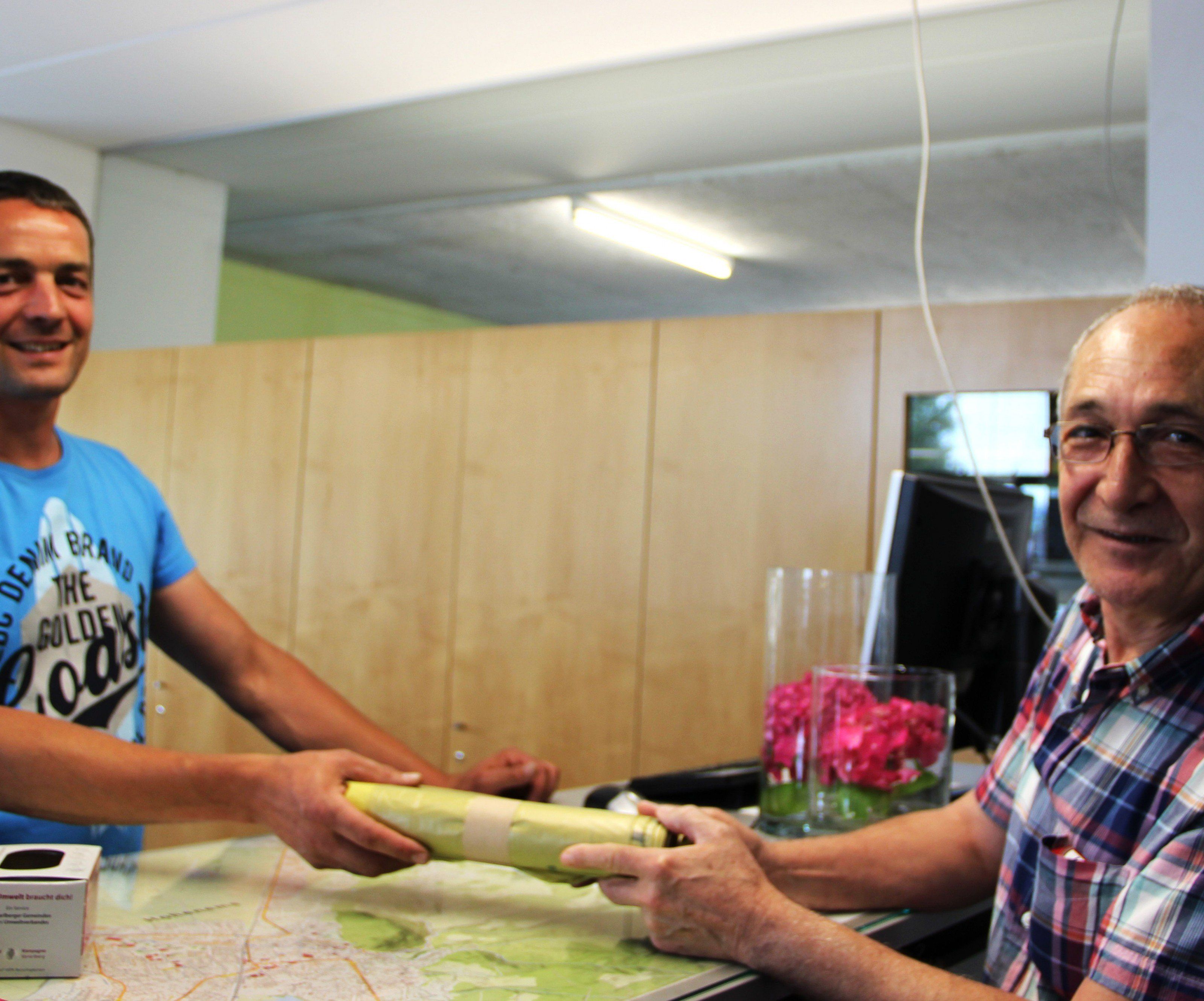 Werkhofleiter Andreas Mathis (l.): „Wir möchten die Bürger/innen bitten, ihr Alteisen bei den zweimal jährlich stattfindenden Straßensammlungen abzugeben und nicht direkt im Werkhof.“ Werkhofleiter Andreas Mathis (l.): „Wir möchten die Bürger/innen bitten, ihr Alteisen bei den zweimal jährlich stattfindenden Straßensammlungen abzugeben und nicht direkt im Werkhof.“