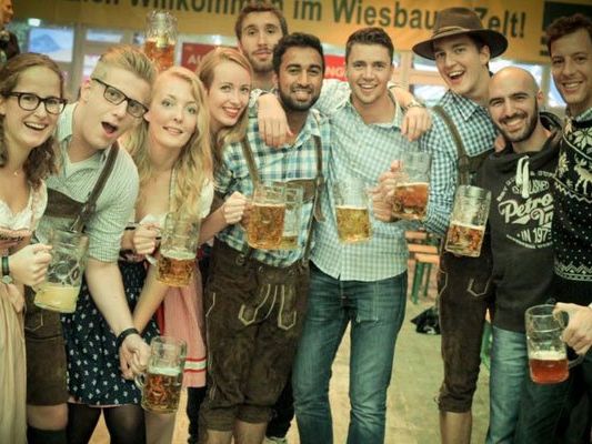Erlebe einen lustigen Wiesn-Abend mit deinen Freunden! Erlebe einen lustigen Wiesn-Abend mit deinen Freunden!