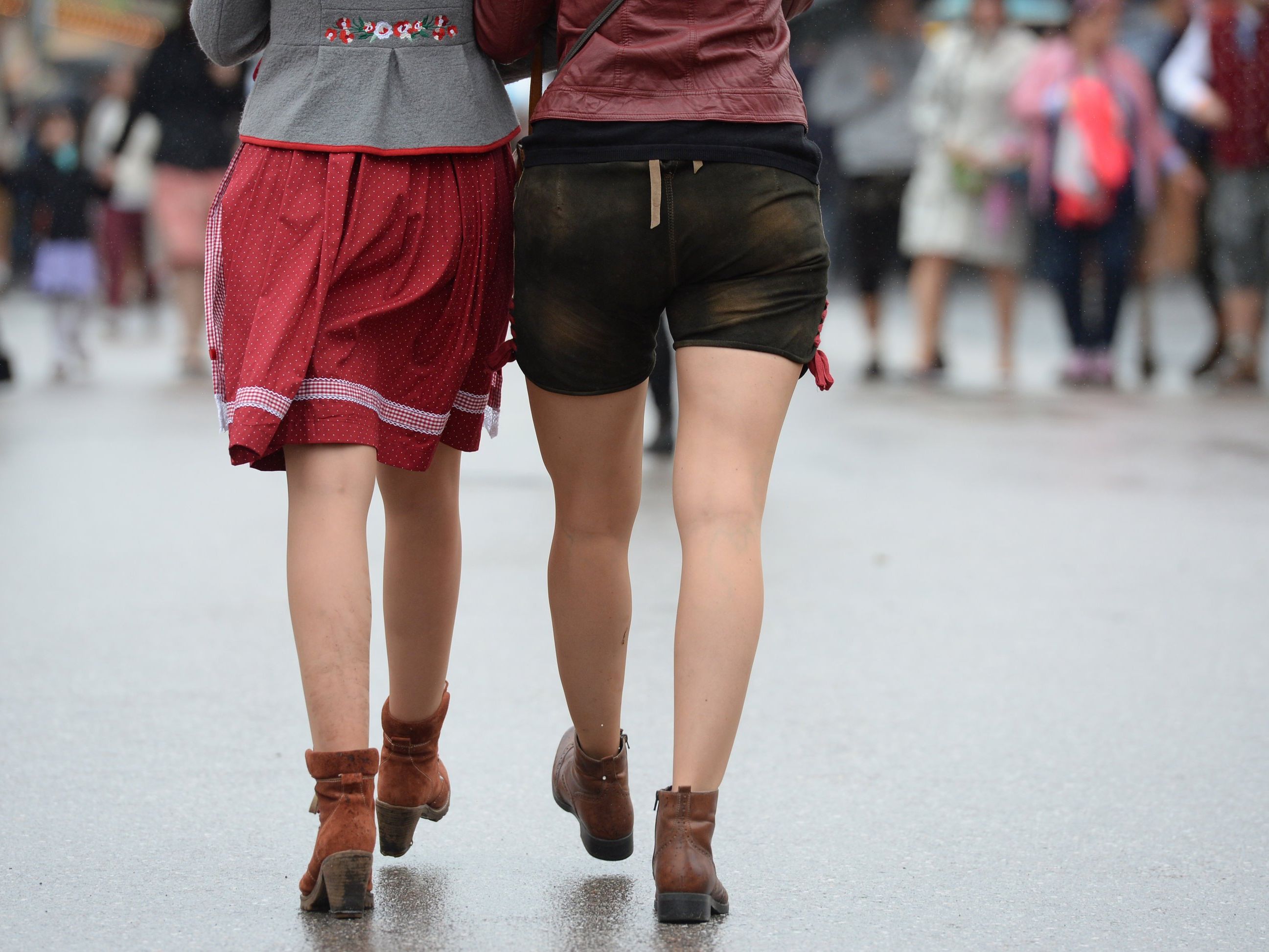Terrorangst und schlechtes Wetter bestimmen die Wiesn bisher. Terrorangst und schlechtes Wetter bestimmen die Wiesn bisher.