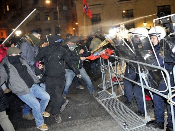 Wüste Szenen spielten sich bei den Demos gegen den WKR-Ball 2014 ab Wüste Szenen spielten sich bei den Demos gegen den WKR-Ball 2014 ab