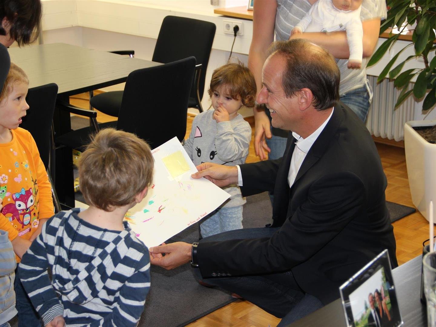 Bürgermeister Dieter Egger freute sich über die mitgebrachten Zeichnungen und die von den Kindern selbst gesammelten Nüsse.