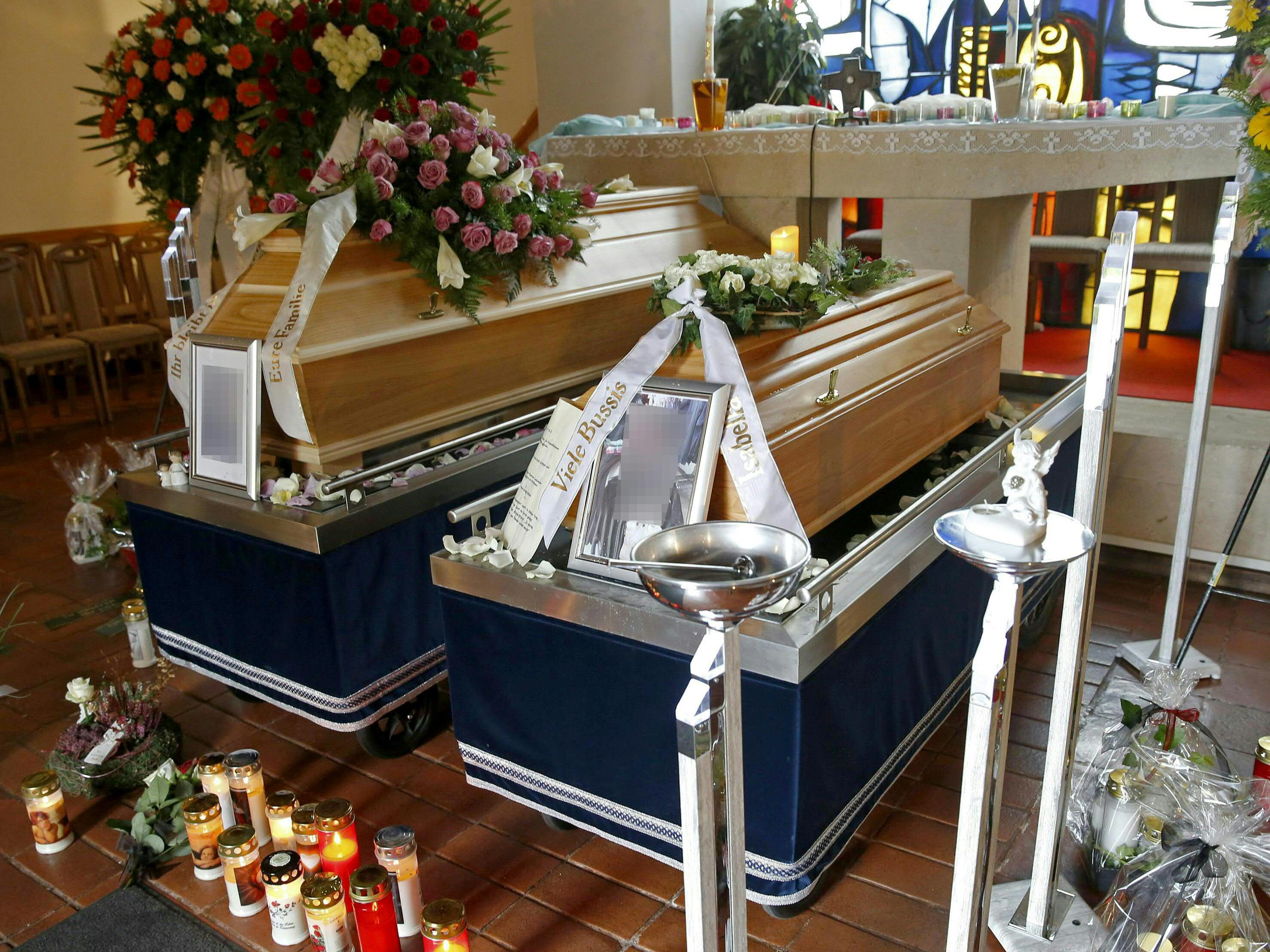 Bei der Beisetzung der beiden von einem Wiener Polizisten Getöteten.