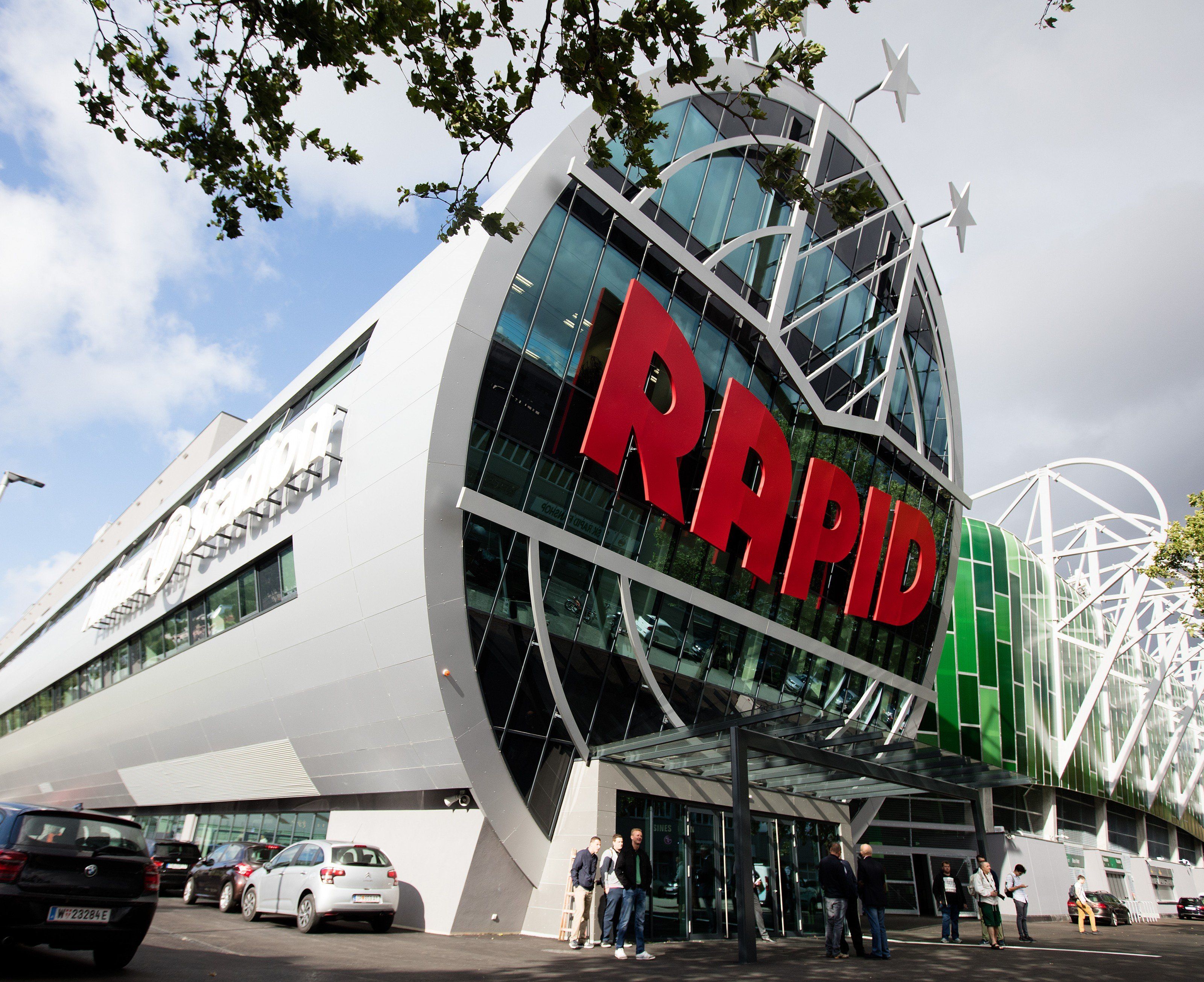 Während der Heimspiele des SK Rapid kommt es in Wien-Hütteldorf regelmäßig zu Parkplatz-Problemen. Während der Heimspiele des SK Rapid kommt es in Wien-Hütteldorf regelmäßig zu Parkplatz-Problemen.