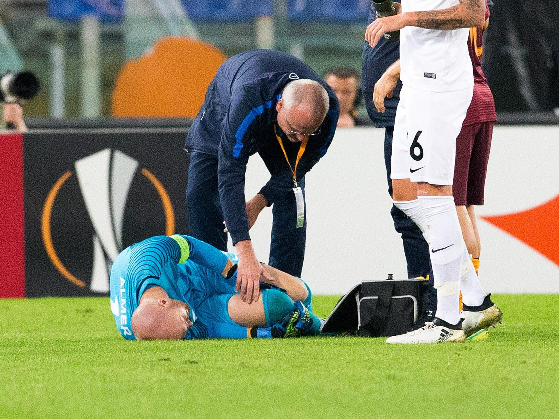 Austria Wien-Torhüter Robert Almer verletzte sich im Spiel gegen AS Roma am Knie.