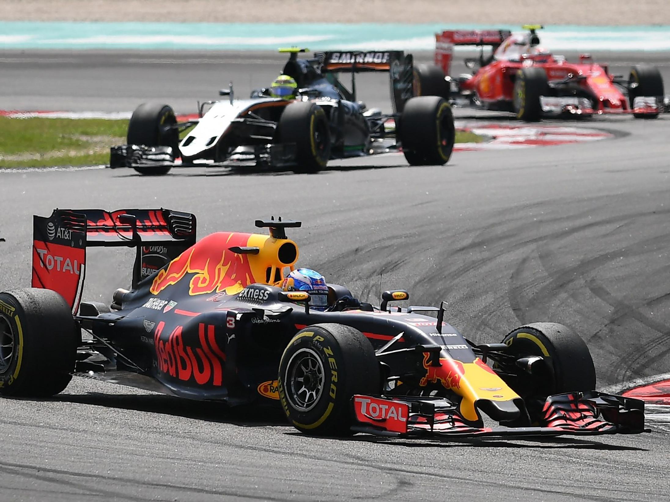 Daniel Ricciardo geht in Malaysia als Erster über die Ziellinie.
