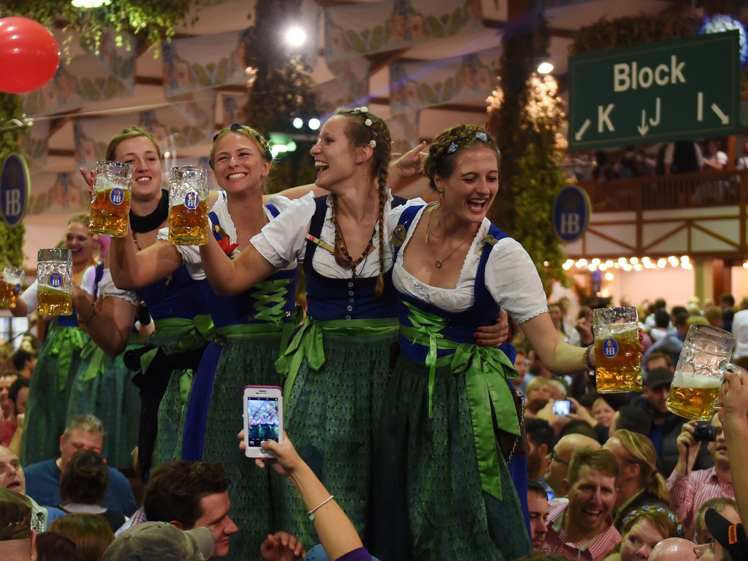 Ausgelassene Stimmung beim Oktoberfest in München. Ausgelassene Stimmung beim Oktoberfest in München.