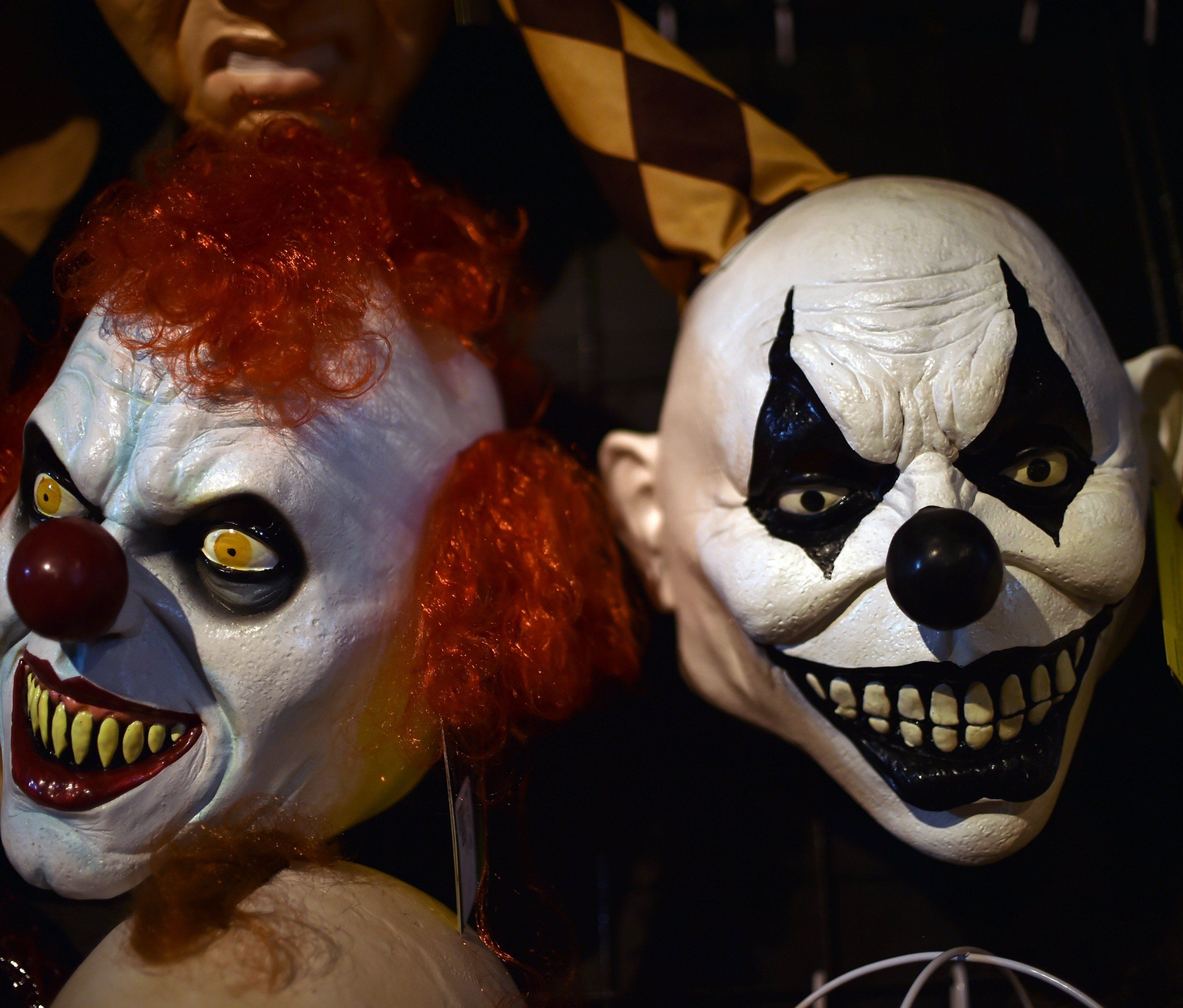 Ein 14-Jährige stach mit einem Messer auf einen Horror-Clown ein. Ein 14-Jährige stach mit einem Messer auf einen Horror-Clown ein.