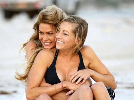 Die Bachelor-Kandidatinnen Tiffany und Megan haben kennen und lieben gelernt. Die Bachelor-Kandidatinnen Tiffany und Megan haben kennen und lieben gelernt.