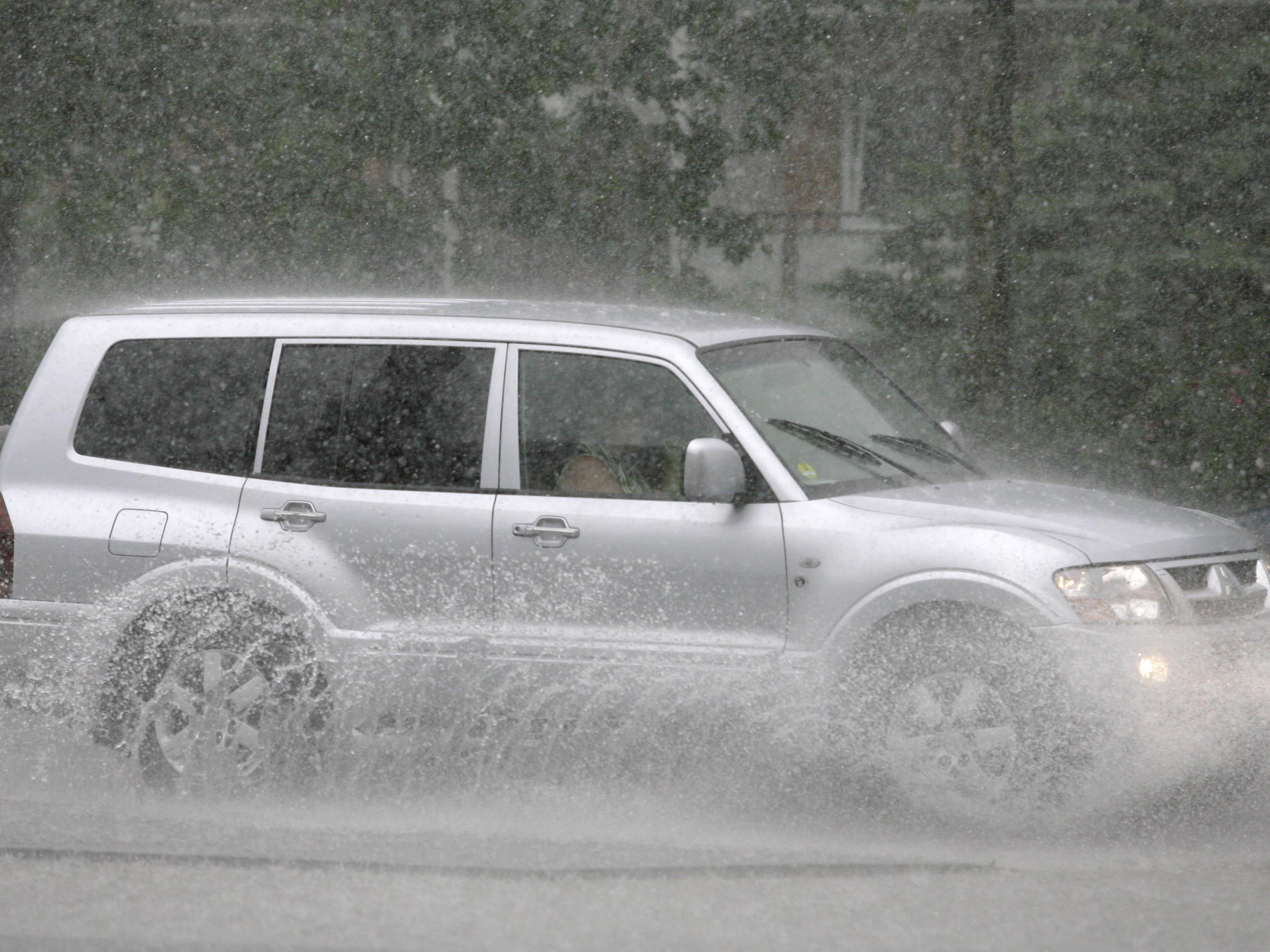 Schlechtes Wetter erhöht das Unfallrisiko im Straßenverkehr.Schlechtes Wetter erhöht das Unfallrisiko im Straßenverkehr.