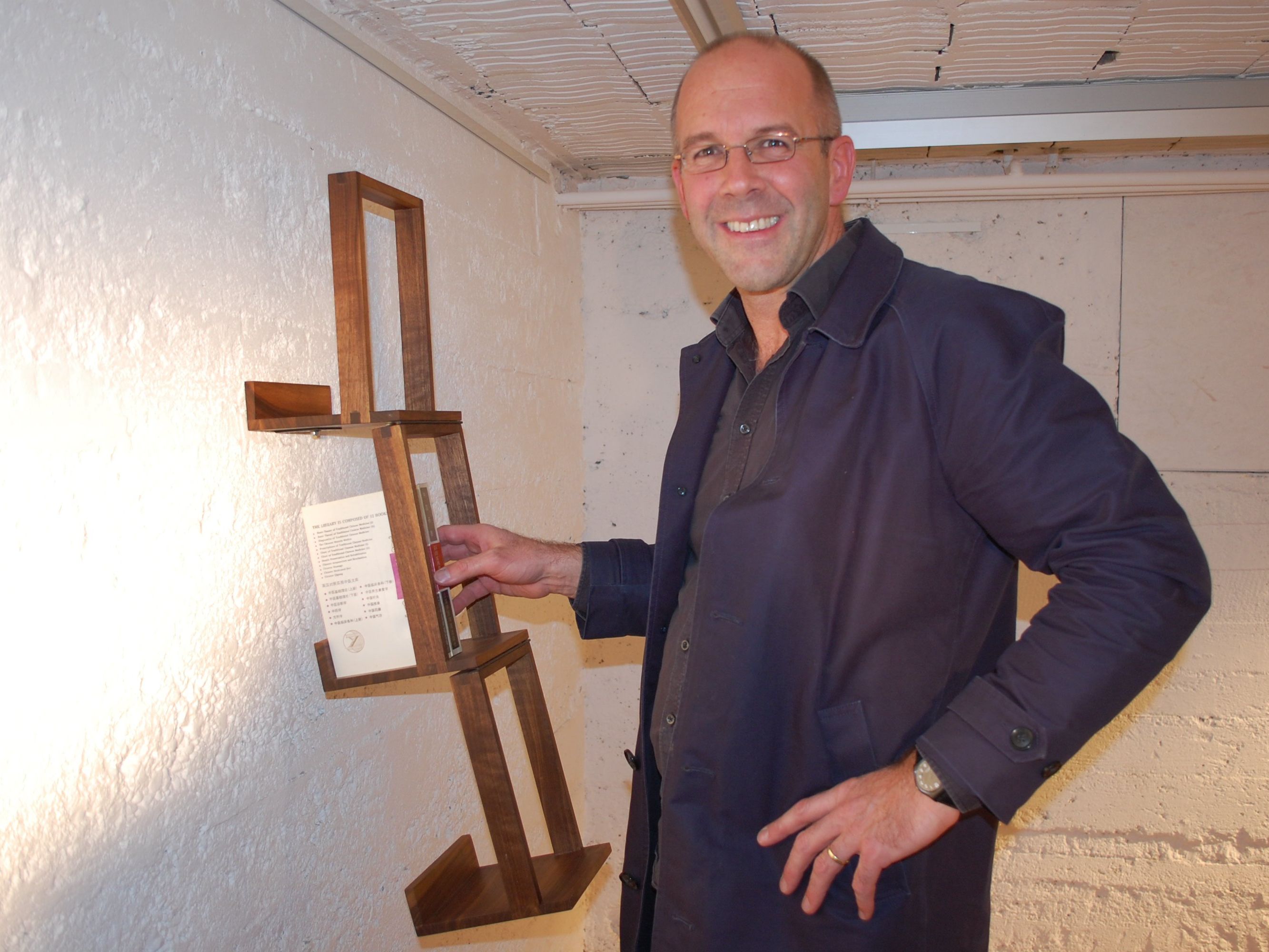 Galeriebetreiber Johann Trippolt freute sich erstmals einen Designkünstler in der MAP Kellergalerie zu begrüßen. Galeriebetreiber Johann Trippolt freute sich erstmals einen Designkünstler in der MAP Kellergalerie zu begrüßen.