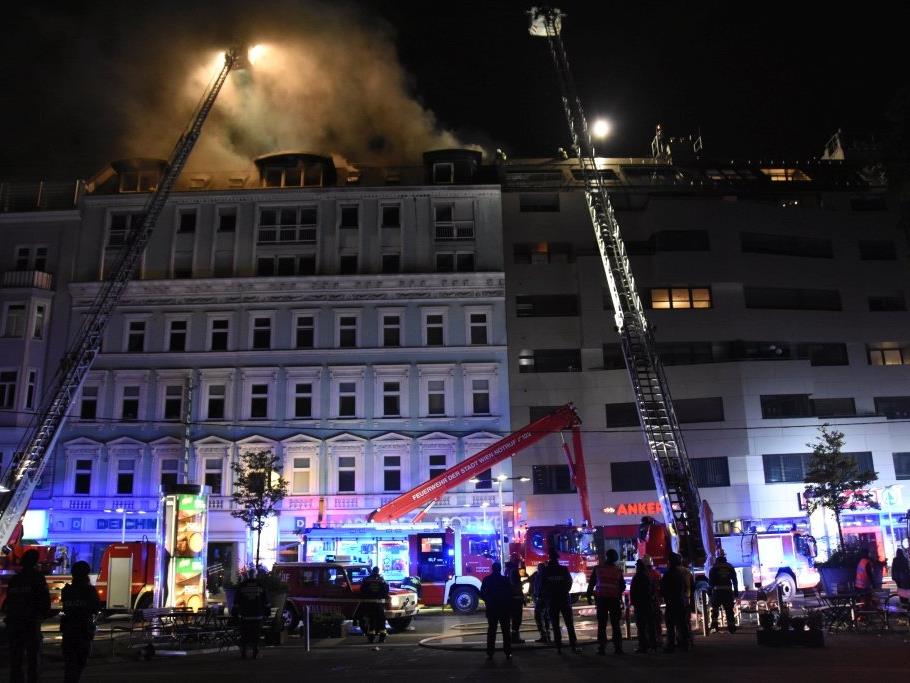 Ein Dachbrand in Wien-Favoriten löste Alarmstufe 2 der Feuerwehr aus