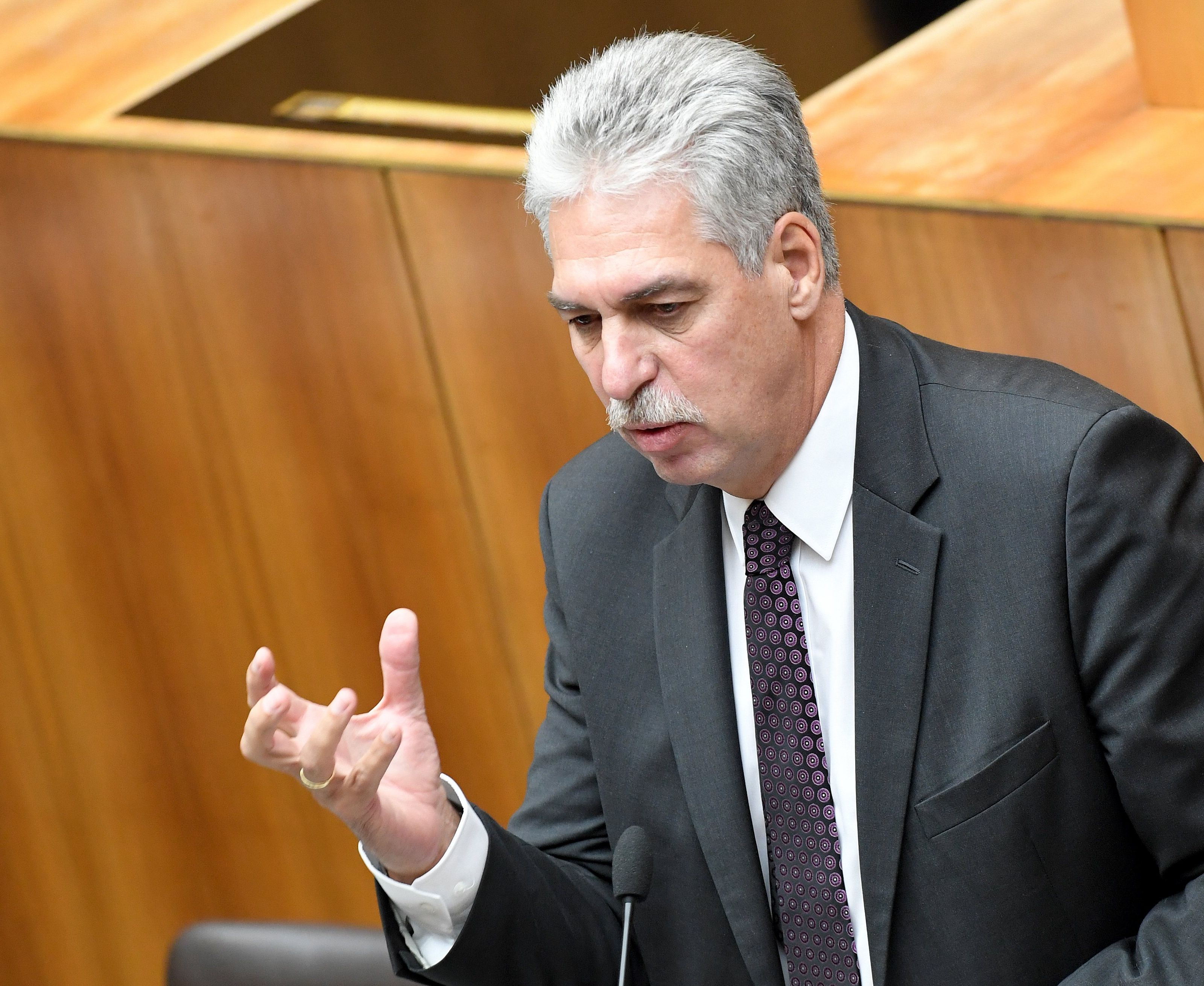 Der Finanzminister betont Sparsamkeit in mehreren Bereichen Der Finanzminister betont Sparsamkeit in mehreren Bereichen