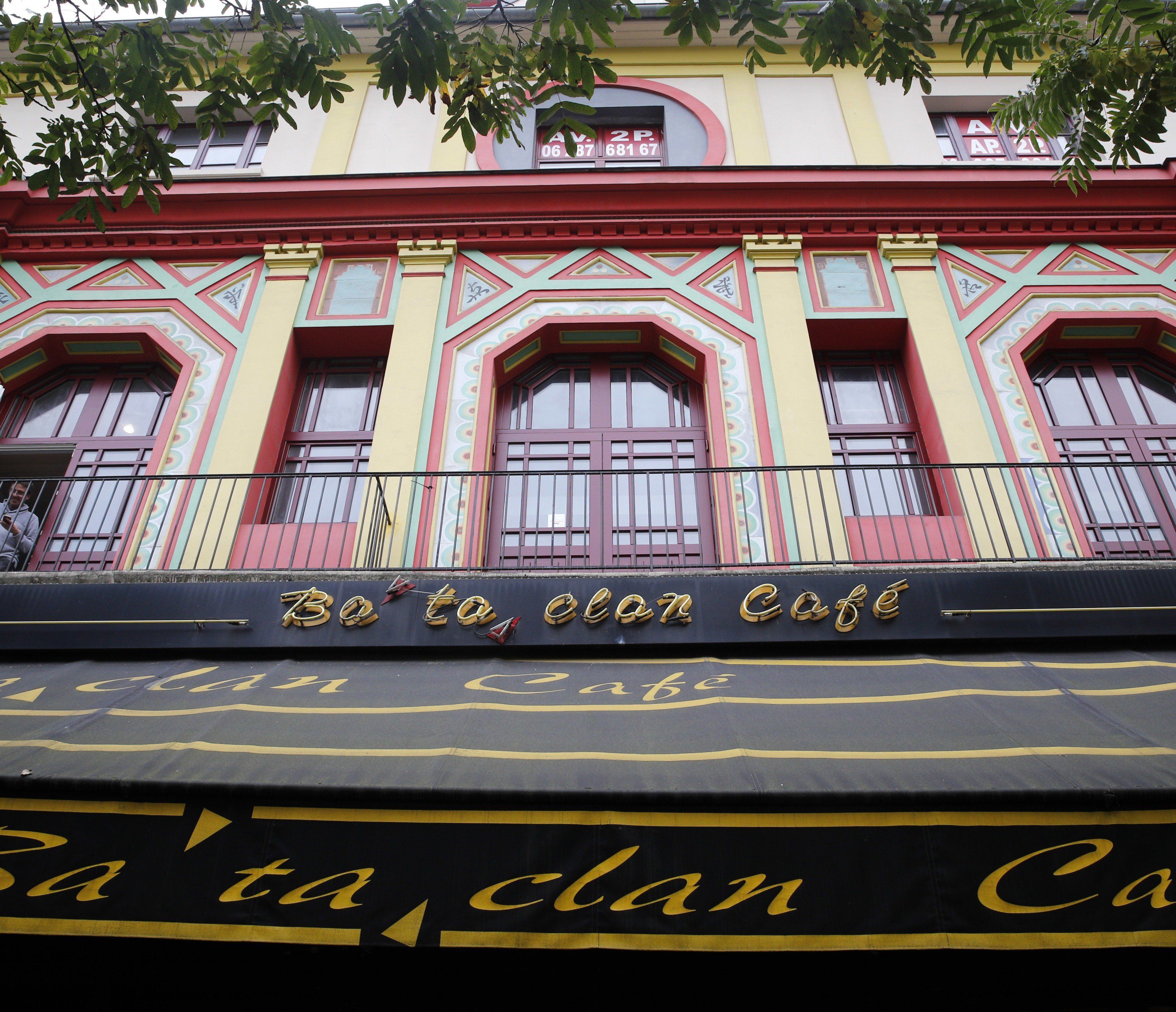 Knapp ein Jahr nach den verheerenden Terroranschlägen in Paris ist die renovierte Fassade der Konzerthalle "Bataclan" wieder sichtbar. Knapp ein Jahr nach den verheerenden Terroranschlägen in Paris ist die renovierte Fassade der Konzerthalle "Bataclan" wieder sichtbar.
