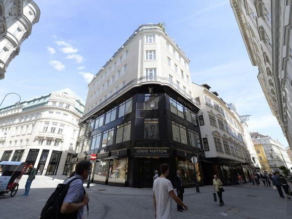 Im Roberto Cavalli Store in der Wiener City wird gegen Jobkürzungen gestreikt.