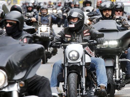 Hells Angels bei der Ankunft in Gießen vor der Beisetzung von Aygün Mucuk. Hells Angels bei der Ankunft in Gießen vor der Beisetzung von Aygün Mucuk.