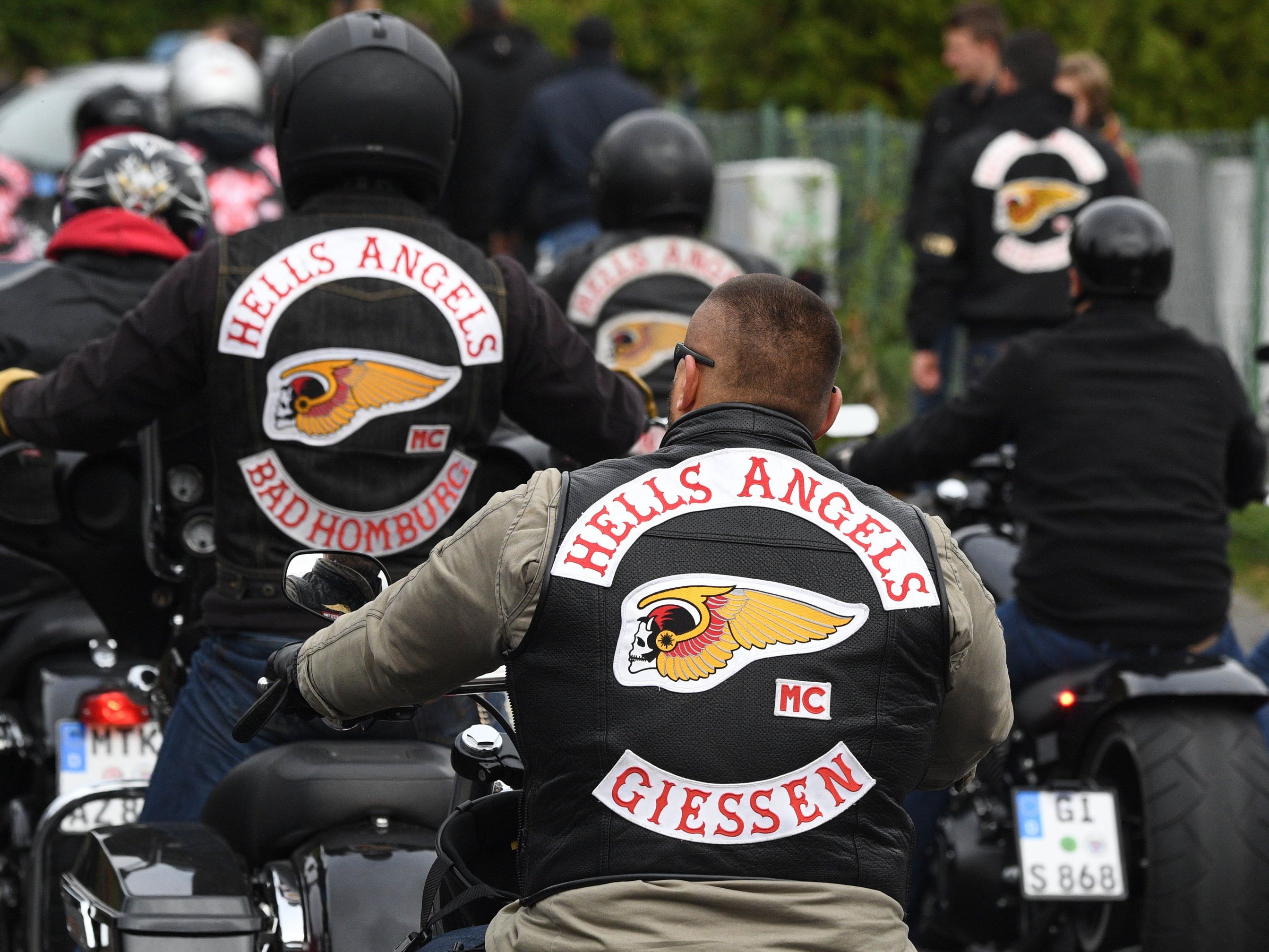 Hells Angels treffen bei der Beisetzung des erschossenen Rocker-Chefs Aygün Mucuk ein. Hells Angels treffen bei der Beisetzung des erschossenen Rocker-Chefs Aygün Mucuk ein.