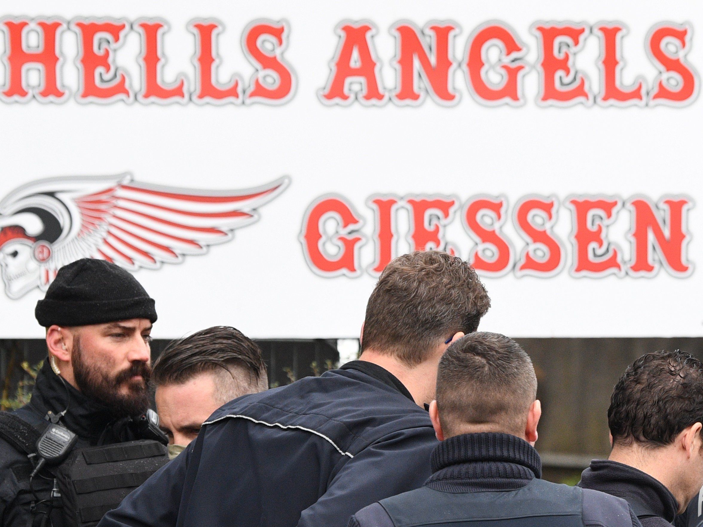 Polizisten eines Spezialeinsatzkommandos am Tatort. Polizisten eines Spezialeinsatzkommandos am Tatort.