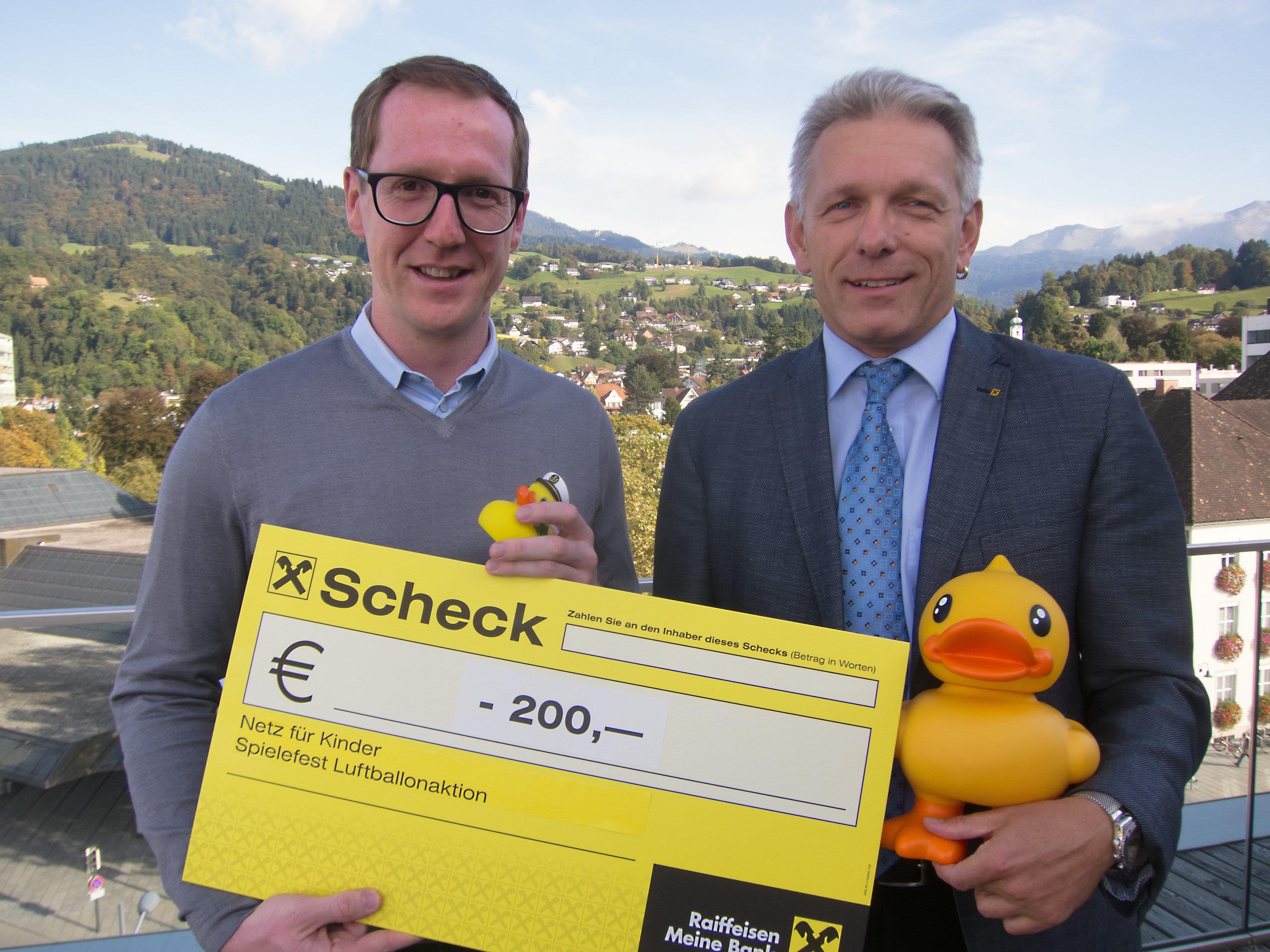 Martin Dechant nahm die Spende für den Verein „Netz für Kinder“ von Udo Reiner/Marketing Raiffeisenbank Im Rheintal entgegen.