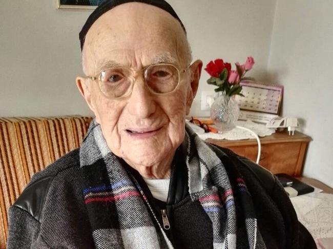 Der älteste Mann der Welt feiert mit 113 Jahren seine Bar Mizwa nach.