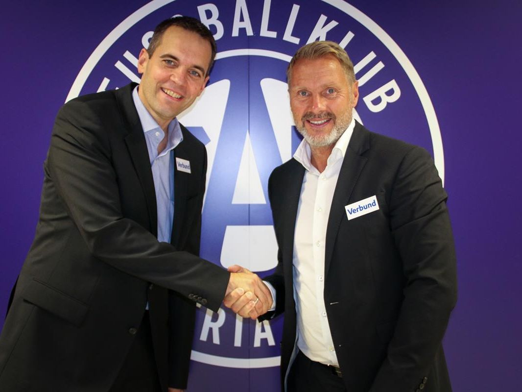 Thorsten Fink (r.) bekennt sich zur Wiener Austria. Thorsten Fink (r.) bekennt sich zur Wiener Austria.