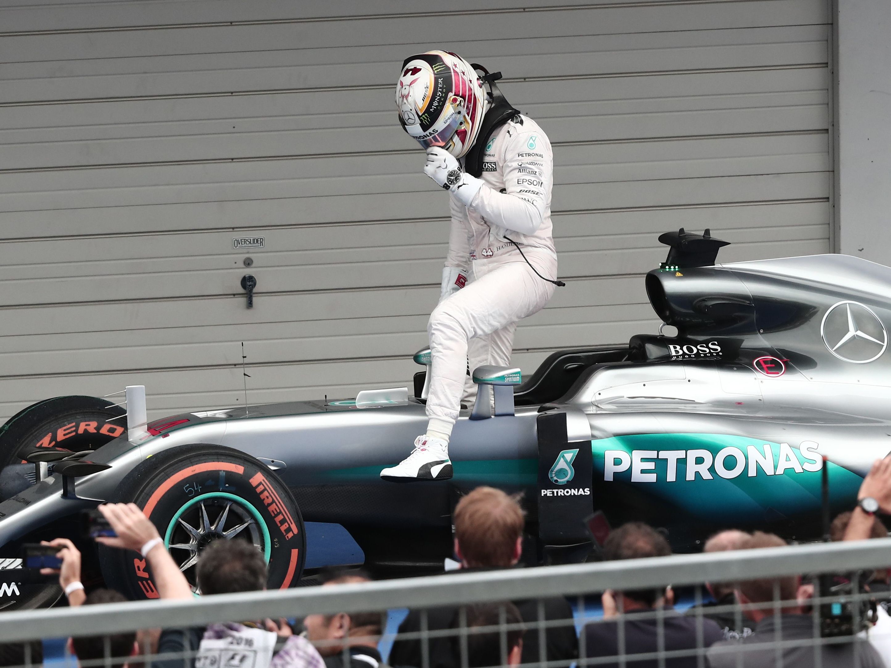 Lewis Hamilton hat einen Reifentest wegen Fußproblemen abgesagt. Lewis Hamilton hat einen Reifentest wegen Fußproblemen abgesagt.