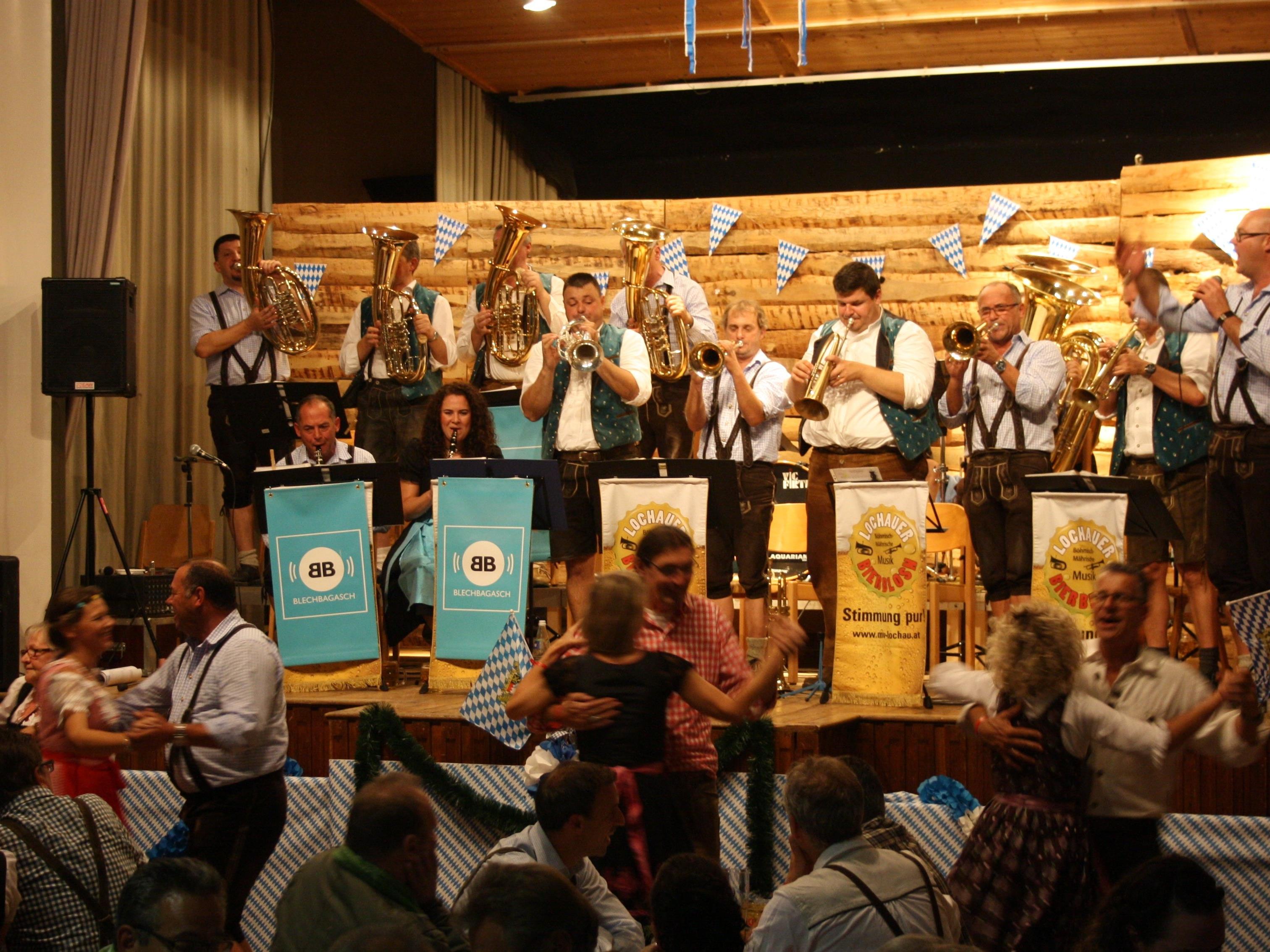 Stimmungsvolles Oktoberfest in der Lochauer Festhalle mit den „Lochauer Bierblosn“ und der Gastmusik „Blechbagasch“ aus dem deutschen Ellwangen.