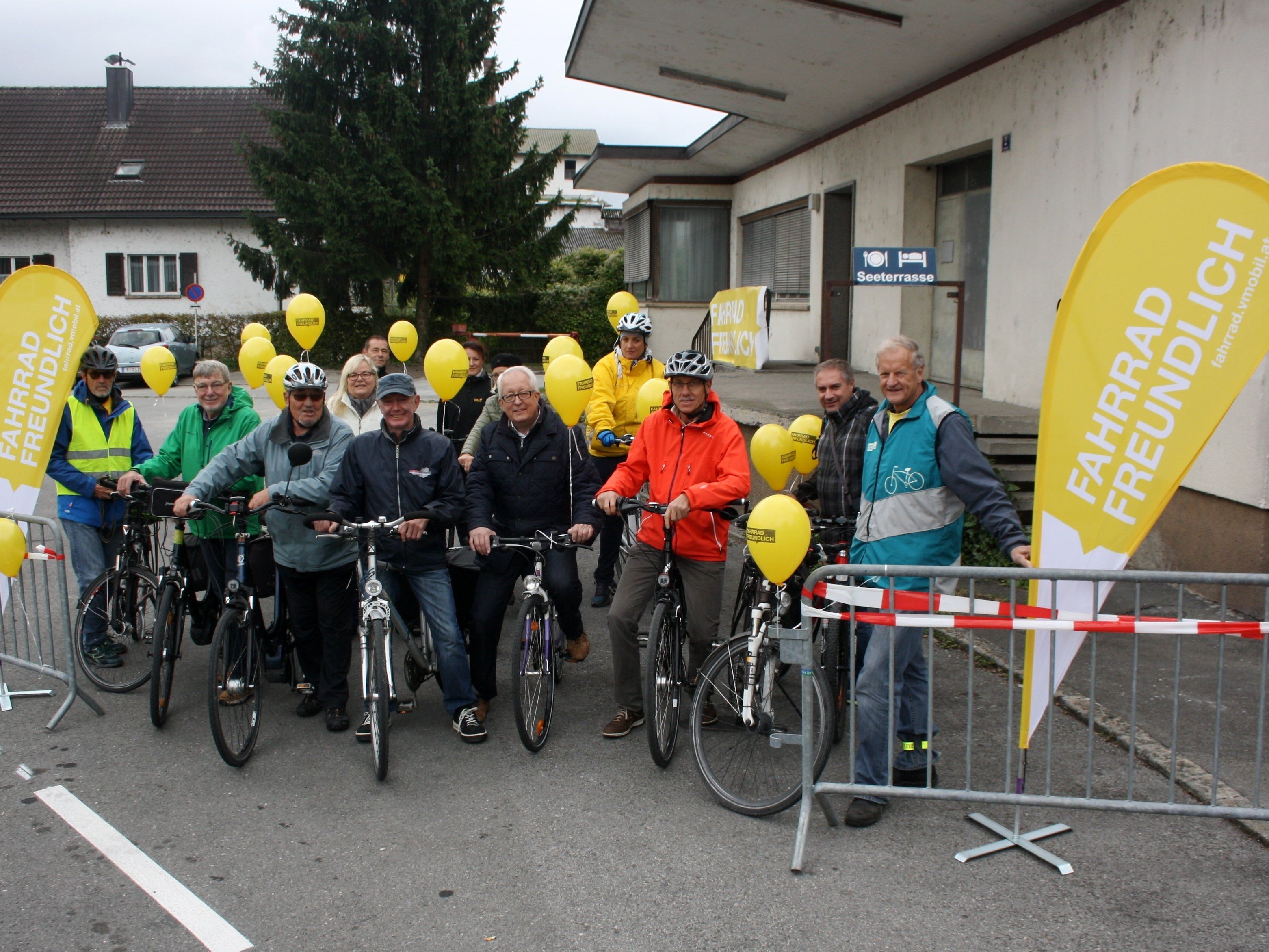 Sportlich fit zeigte sich die kleine Leiblachtaler Radfahrgruppe bei der diesjährigen Abschlussveranstaltung des Fahrradwettbewerbs mit Preisverlosung. Sportlich fit zeigte sich die kleine Leiblachtaler Radfahrgruppe bei der diesjährigen Abschlussveranstaltung des Fahrradwettbewerbs mit Preisverlosung.