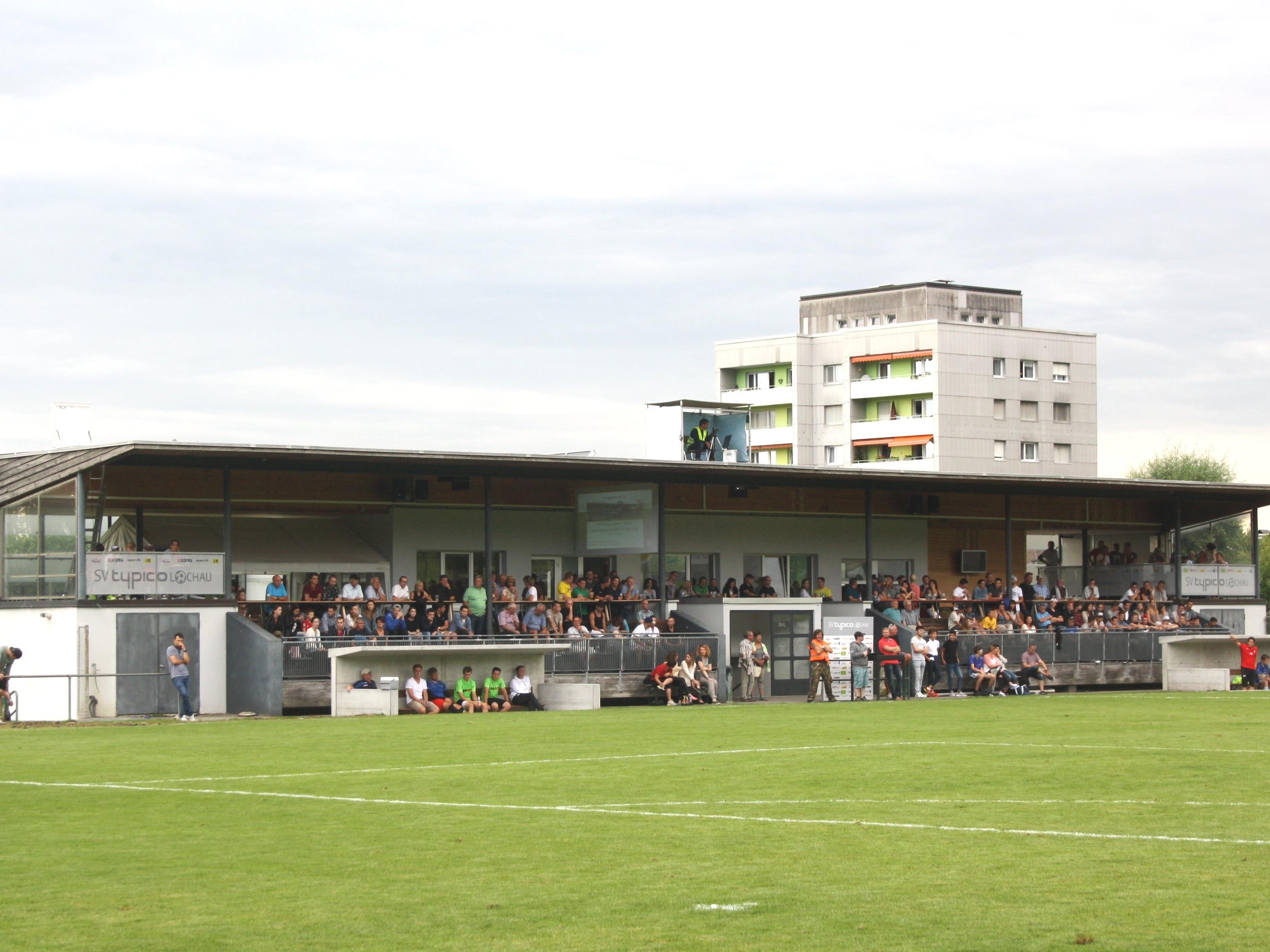 Ein volles Haus und beste Fußballstimmung: Besuchen Sie das Heimspiel SV Typico Lochau gegen BW Feldkirch im attraktiven Stadion am Hoferfeld.