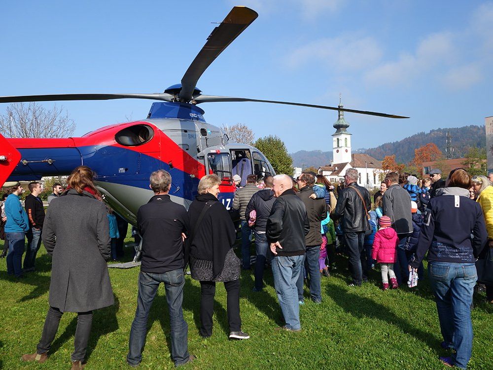Nach der perfekten Landung auf der Schulwiese stand beim „G’sund & sicher Informationstag“ in Lochau die Besichtigung des Polizeihubschraubers im Mittelpunkt des allgemeinen Interesses. Nach der perfekten Landung auf der Schulwiese stand beim „G’sund & sicher Informationstag“ in Lochau die Besichtigung des Polizeihubschraubers im Mittelpunkt des allgemeinen Interesses.