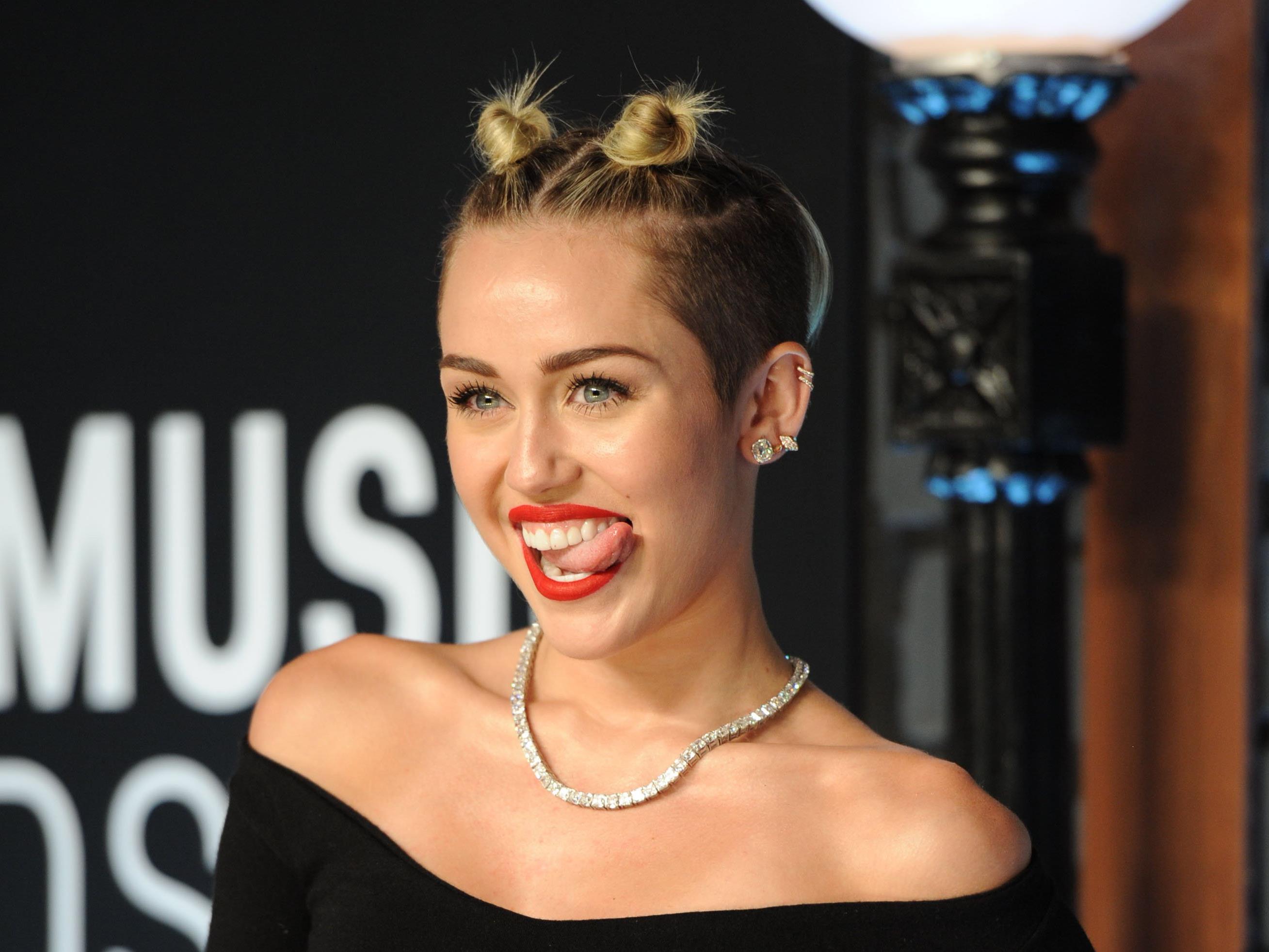 Popstar Miley Cyrus fühlt sich keinem Geschlecht zugehörig.
