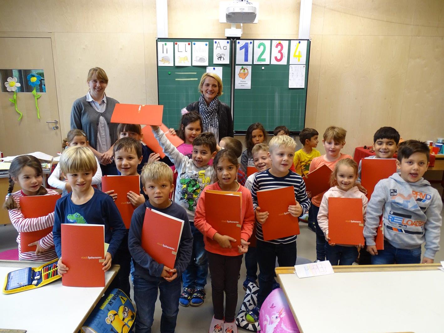 An der Volksschule Herrenried wurden insgesamt 65 Schüler–Startpaket an die Erstklässler verteilt.